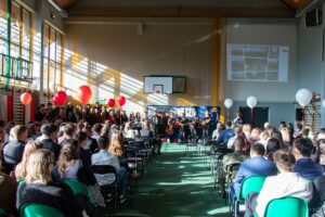 35. Na koniec zabiera głos Pani Dyrektor, która jest widoczna w głębi zdjęcia po prawej stronie.