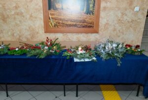 Widok ogólny na stół ze stroikami.