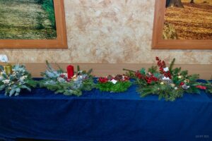 Zbliżenie na stół ze stroikami.