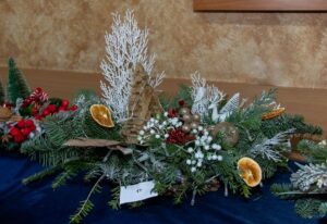 Zbliżenie na stroik który ozdabiają plastry pomarańczy.