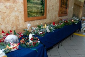 Ogólny widok na stół ze stroikami.