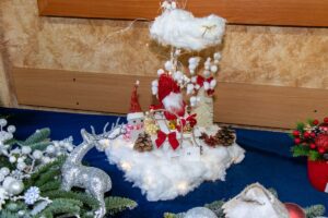 Fotka stroika gdzie głównym elementem jest czerwona postać Mikołaja.