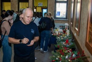 Jeden z nauczycieli mocno zastanawia się nad swoim wyborem.