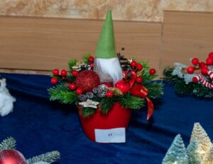 Stroik w postaci skrzata.