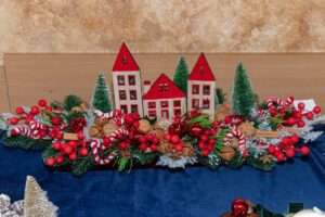 Stroik z orzechów, z budynkiem i minidrzewkami.