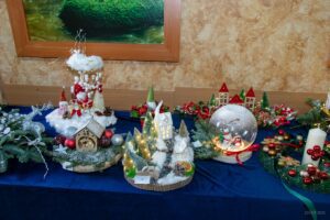 Widok ogólny ocenianych stroików. Na zdjęciu 6 takich stroików.