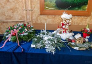 Na fotografii cztery kolorowe stroiki.