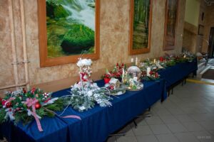 Ogólny widok na cały stół ze stroikami.