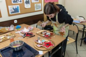 Uczennicy zdobi piernik mikołaja