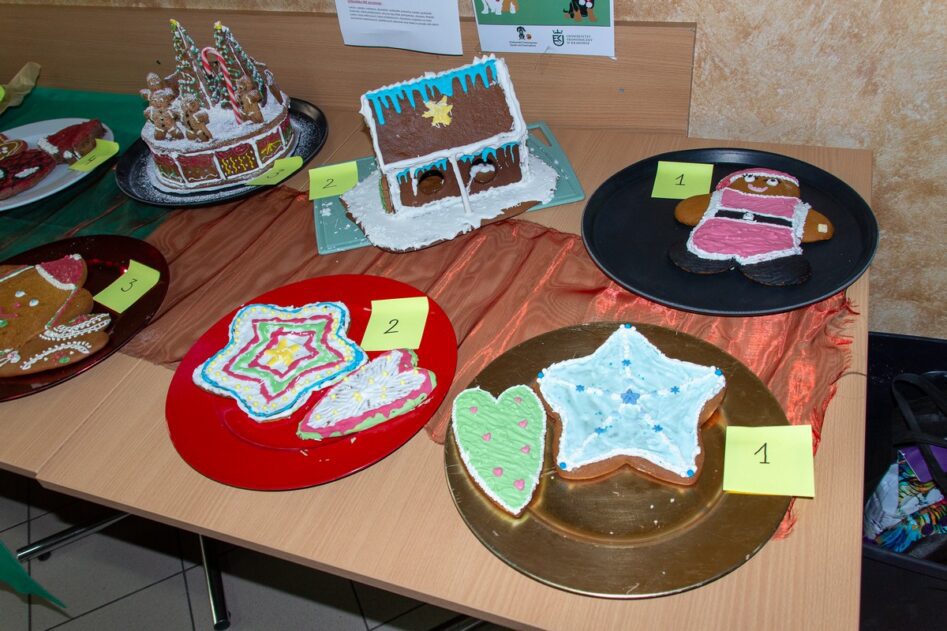 Zbliżenie na piernikowe dzieła - domek , gwiazdy i ludzika.