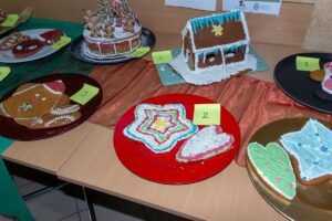 Zbliżenie na piernikowe dzieła - domek , gwiazdy, estradę