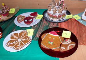 Zbliżenie na piernikowe dzieła - maskę batmana i wesołą scenę.