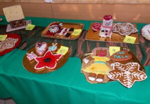 Różnokolorowo ozdobione pierniczki