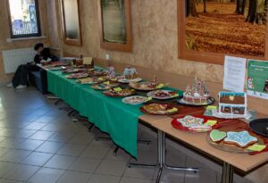 Ogólny widok stołu z ozdobionymi piernikami.