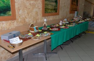 Ogólny widok stołu z ozdobionymi piernikami.