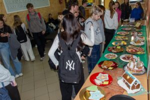 Grupa uczniów przyglądająca się piernikowym pracom.