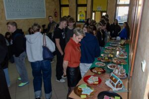 Jedna z nauczycielek z zaciekawieniem przygląda się piernikowym pracom.