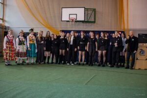 Na scenie występuje klasa czwarta wraz z śpiewającym wychowawcą wychowawcą.