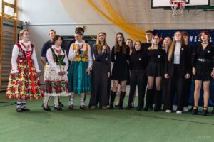 Zbliżenie na lewą część uczniów klasy czwartej .