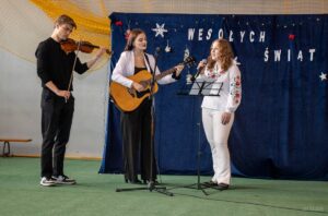 Zbliżenie na występujący muzyczny tercet