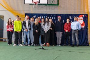 Na scenie kolędę Hej do szopy śpiewa klasa pierwsza RS wraz z wychowawcą.