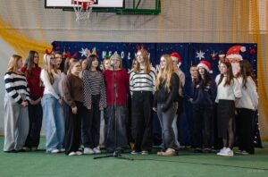 Na scenie swoją kolędę prezentuje klasa 1 TOH.