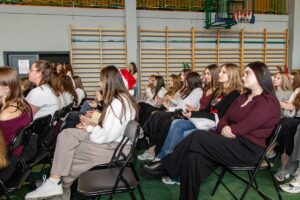 Występ uczniów klas pierwszych oklaskiwany przez uczniów klas starszych.