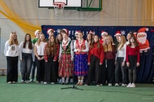 Na scenie w strojach regionalnych i świątecznych kolędę prezentuje klasa TE.