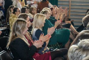 Entuzjastyczne oklaski dla uczniów klasy 1 TE od nauczycieli i młodzieży pozostałych klas.