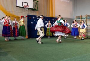 Na środku sceny taniec góralski w wykonaniu solistów zespołu Jakuba i Alicji.