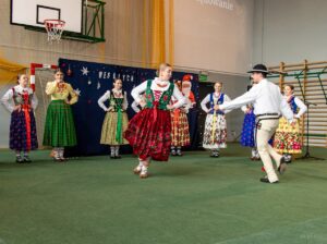 Na środku sceny dynamiczny taniec góralski w wykonaniu solistów zespołu Jakuba i Alicji.