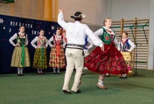 Następne zdjęcie z tańczącymi Jakubem i Alicją.