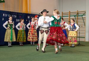 Kolejne zdjęcie z tańczącymi Jakubem i Alicją.
