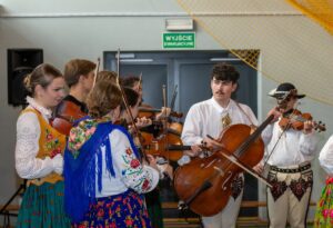 Zbliżenie na grającą kapelę góralską.