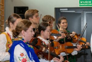 Zbliżenie na urodziwe góralki ze skrzypcami.