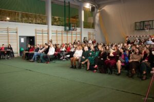 Widok na licznie zgromadzoną publiczność.