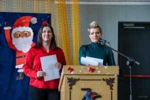 Dwie nauczycielki ogłaszają wyniki konkursu zdobienia pierników.