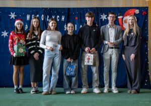 Na zdjęciu przedstawiciele klas, które zwyciężyły w konkursie na najładniejszy stroik .