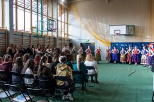 Na zakończenie na scenie jeszcze raz występuje zespół regionalny.