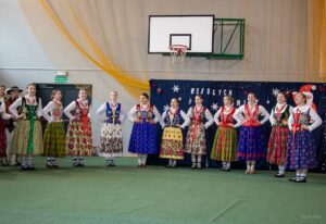 Zbliżenie na śpiewające dziewczęta.