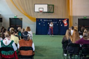 Na scenie solistka w stroju regionalnym śpiewająca w gwarze jedną z kolęd.