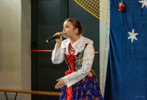 Zbliżenie na śpiewającą solistkę.