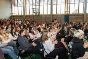 Oklaski od licznie zgromadzonej widowni.