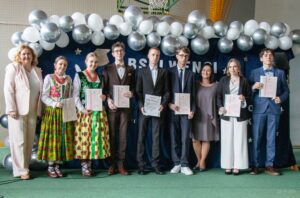 Na tle napisu dekoracyjnego uczniowie klasy 5 TR wraz z wychowawczynią (stoi wśród uczniów trzecia z prawej strony) i Pani Dyrektor ( stoi z lewej strony).