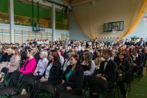 Ogólny kadr na siedzących zgromadzonych na pożegnalnej akademii.