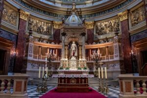 Wnętrze budapesztańskiej kontrkatedry z widokiem na ołtarz główny.