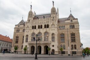 Ogromny budynek w stylu neobarokowym.