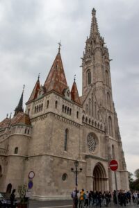 Neogotycka bryła kościoła pw. Najświętszej Marii Panny. Widok na wejście i wieżę.