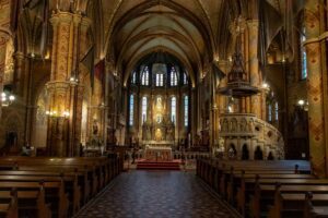 Wnętrze kościoła Macieja z widokiem na ołtarz główny.