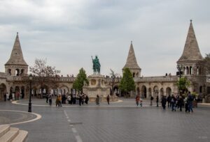 Widok na plac przed kościołem NMP z widokiem na Basztę Rybacką i pomnik św. Stefana
